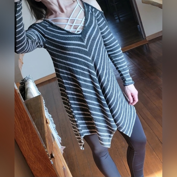GILDED INTENT, BUCKLE, Cold Shoulder Striped Tunic Sweater Top, XS, BARELY WORN! - Picture 9 of 16